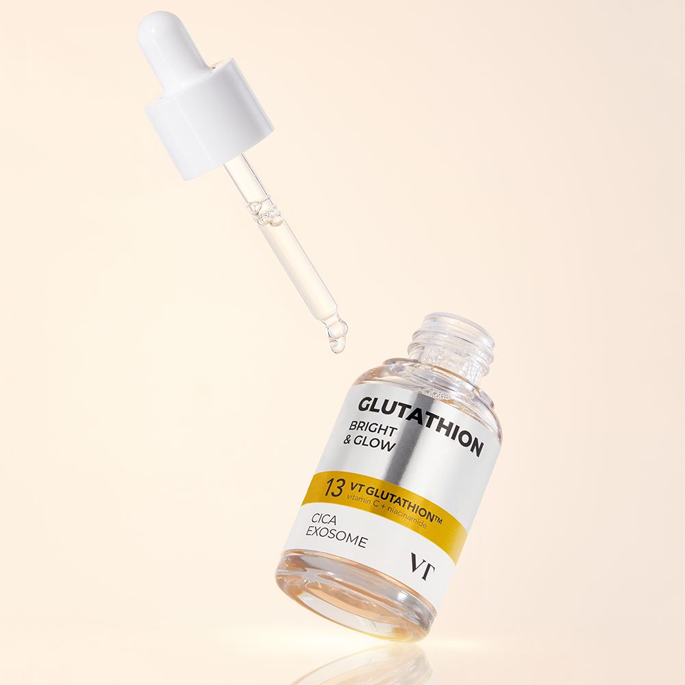 Glasflasche mit Pipette. Aufschrift: Glutathion Bright & Glow, 13 VT Glutathion Cica Exosome. Weißer Deckel.