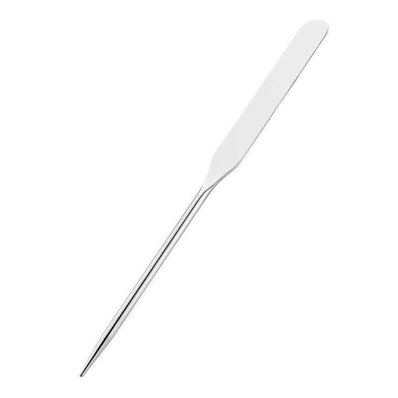 Ein einzelner Make-up-Spachtel-Mixer. Der Mixer hat einen langen, schlanken Griff und eine flache, rechteckige Klinge.