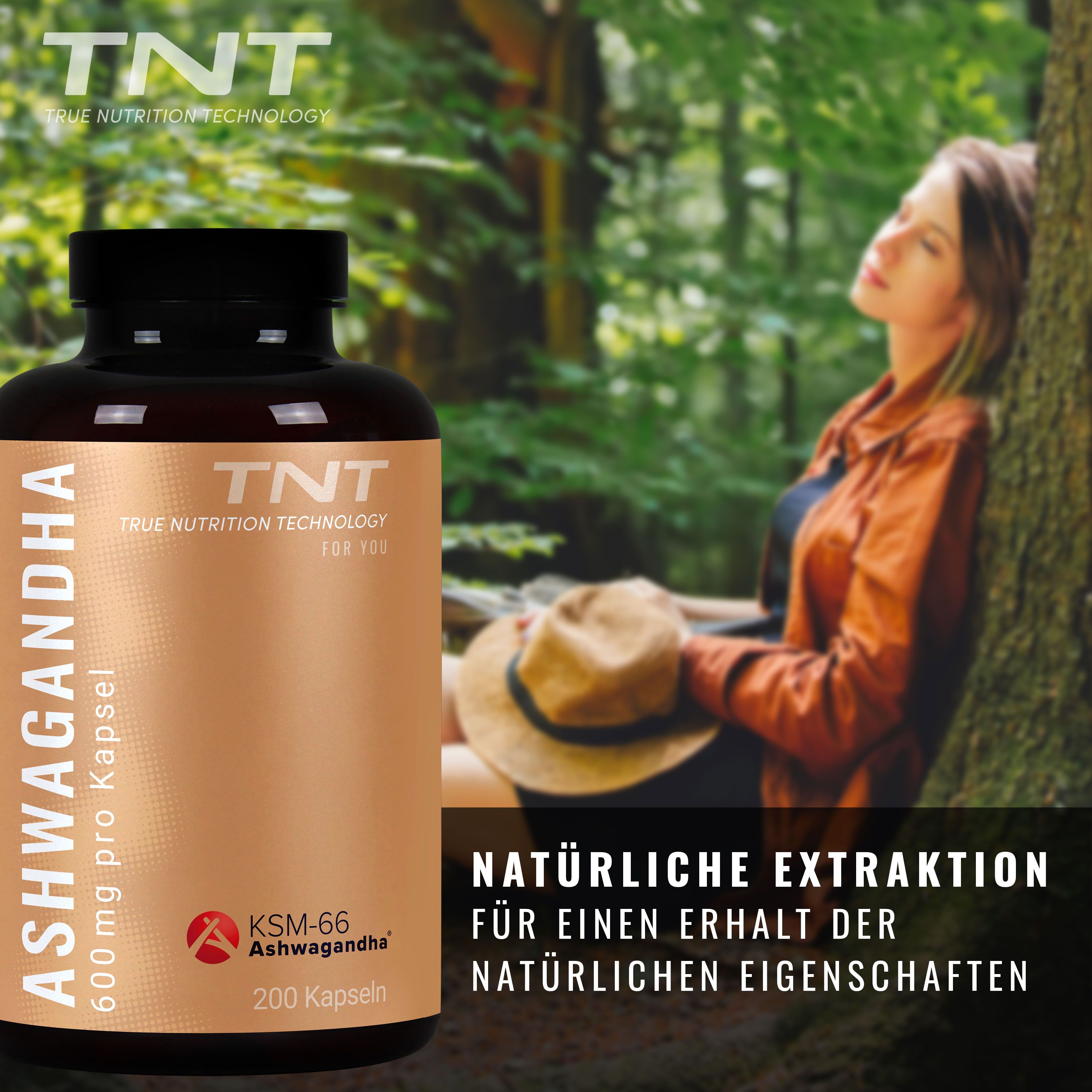 Braune Flasche TNT Ashwagandha KSM-66® vor verschwommenem Hintergrund. Frau lehnt an Baum. Aufschrift: 600 mg pro Kapsel, 200 Kapseln.
