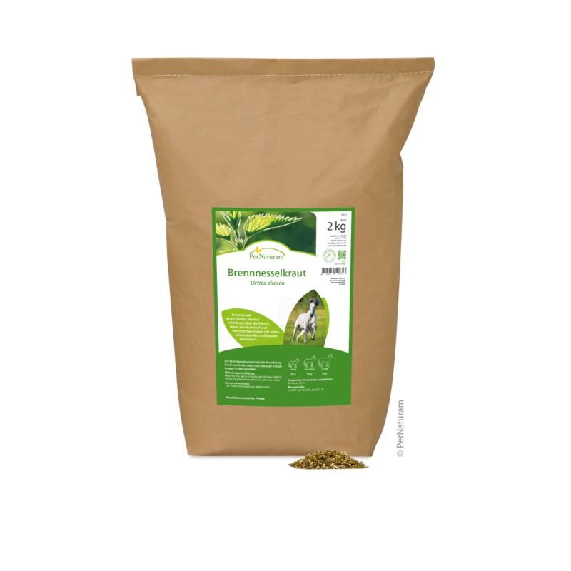 Brauner Papiersack mit grünem Etikett. Aufschrift: Brennnesselkraut. 2 kg. Logo PerNaturam.