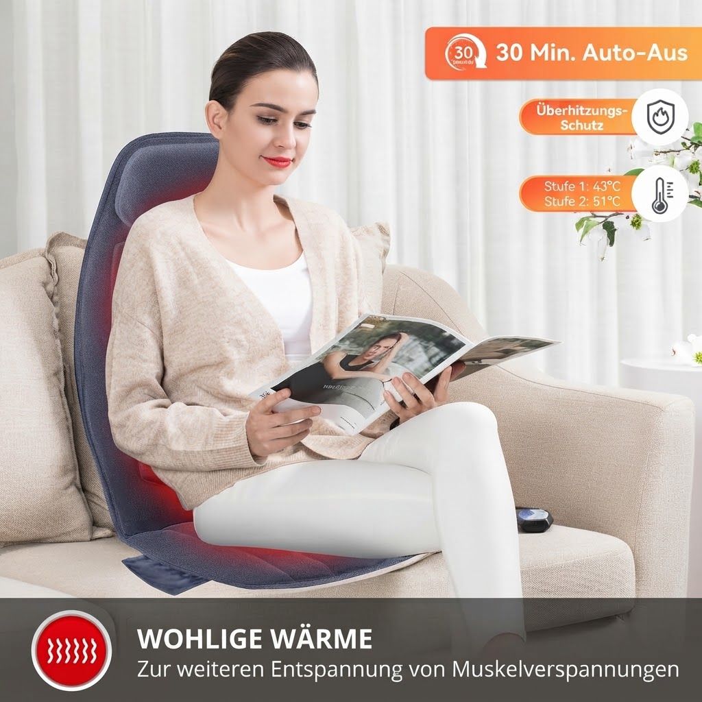 Frau entspannt auf einer Massagematte mit Wärmefunktion auf dem Sofa.