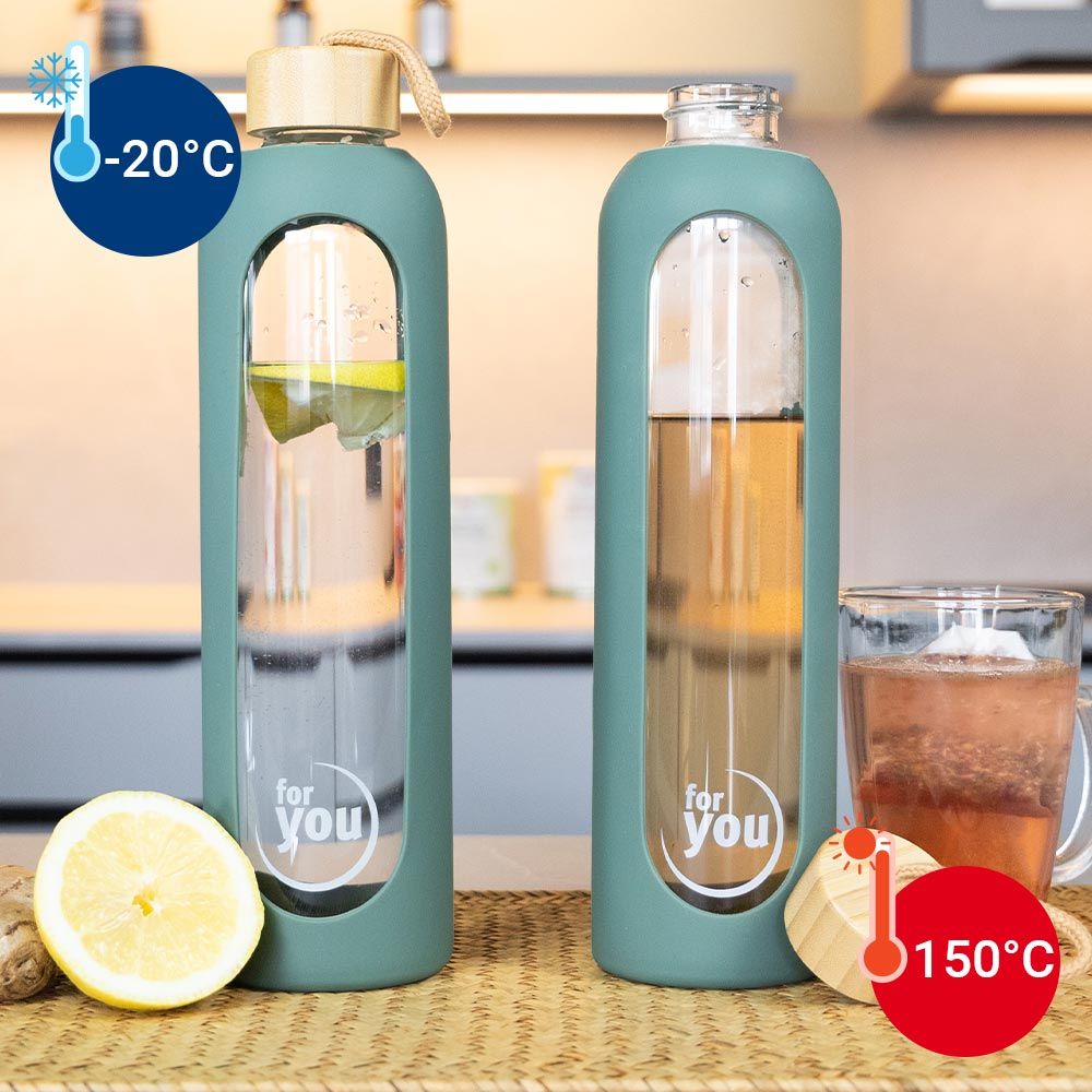 Zwei grüne Glas-Trinkflaschen, eine mit Zitrone, eine mit Tee. "for you" Logo.