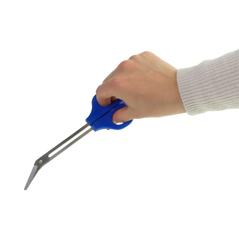 Nagelknipser in Hand gehalten. Blauer Griff, Metallklingen. Ergonomisches Design.