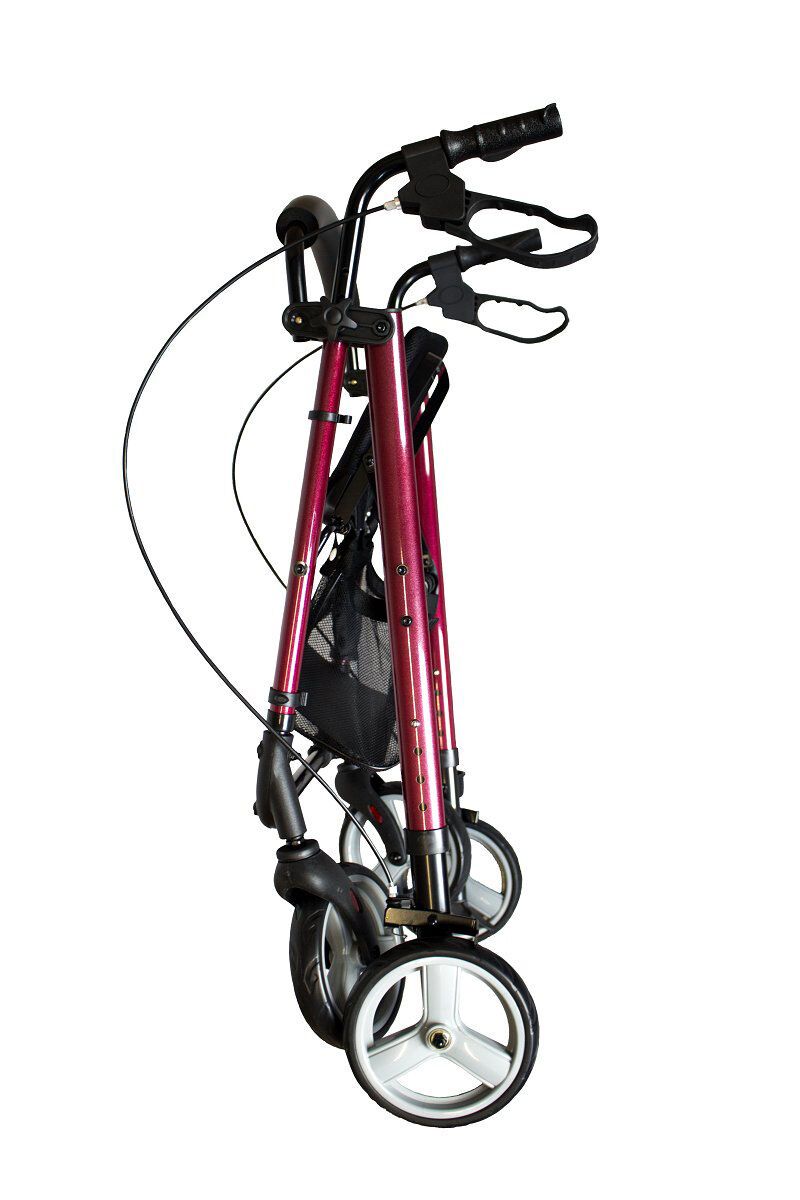 Zusammengeklappter Rollator, rot. Vier Räder, Handgriffe und Bremsen. Seitenansicht.