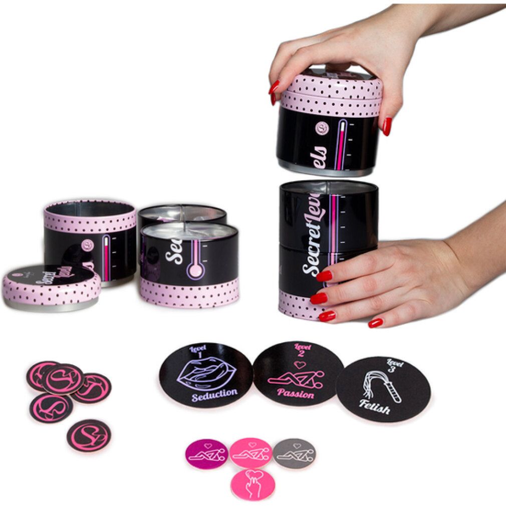 Mehrere Dosen mit "Secret Levels"-Schriftzug. Rosa Thermometer-Design. Spielkarten mit Symbolen und Texten. Rosa, graue Spielchips.