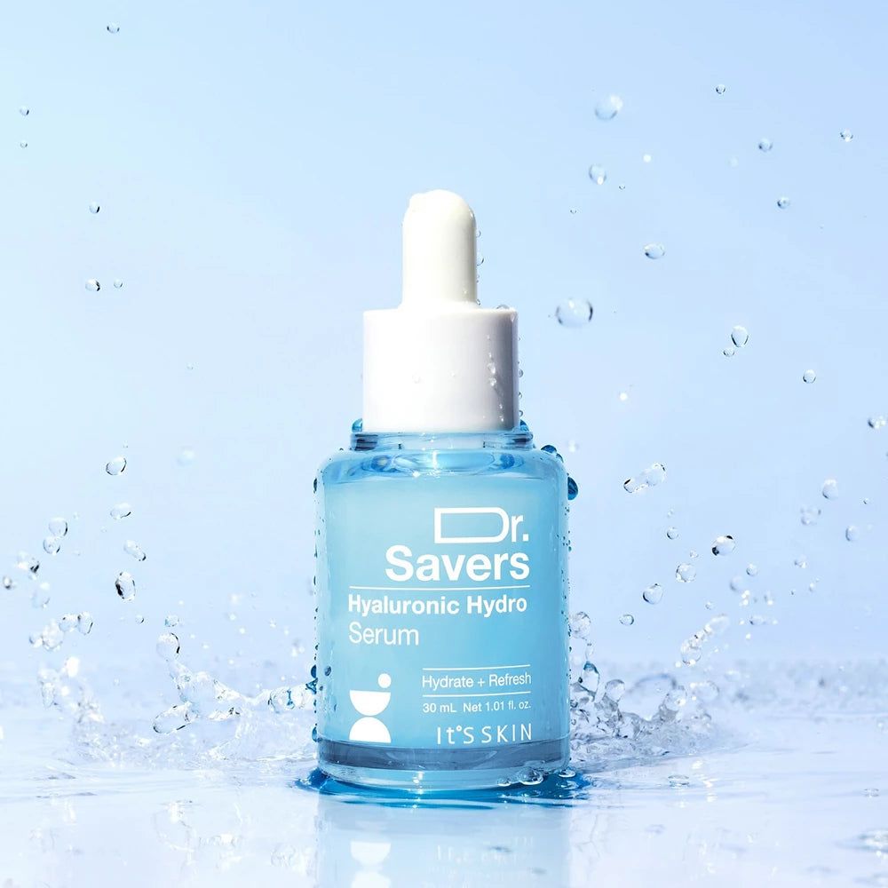 Blaues Serumfläschchen mit weißem Tropfer. Aufschrift: Dr. Savers Hyaluronic Hydro Serum. Marke: IT'S SKIN. Wasser spritzt.