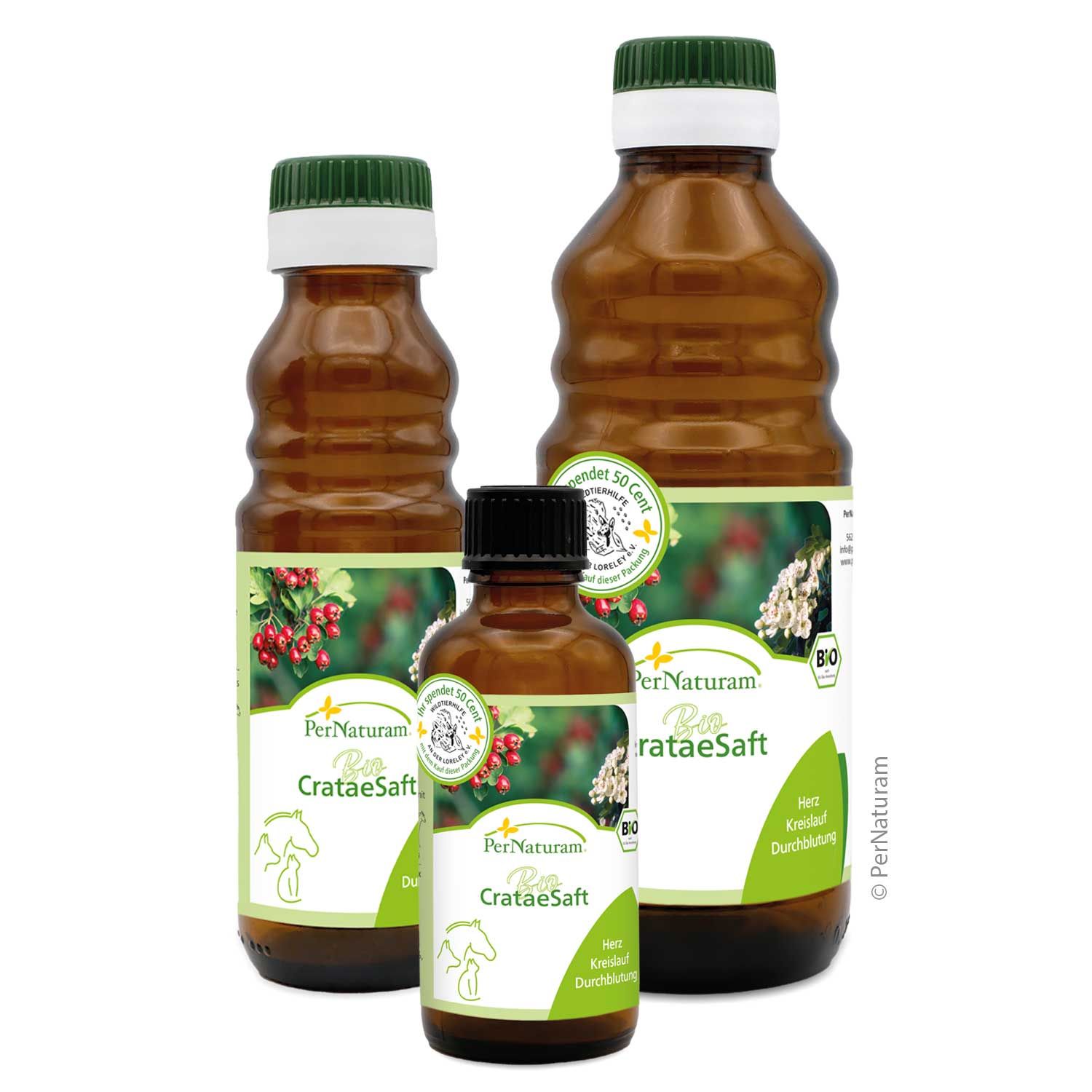 Drei Flaschen mit brauner Flüssigkeit. Etiketten mit Text und Logo. Grüne Deckel. PerNaturam Bio CrataeSaft.