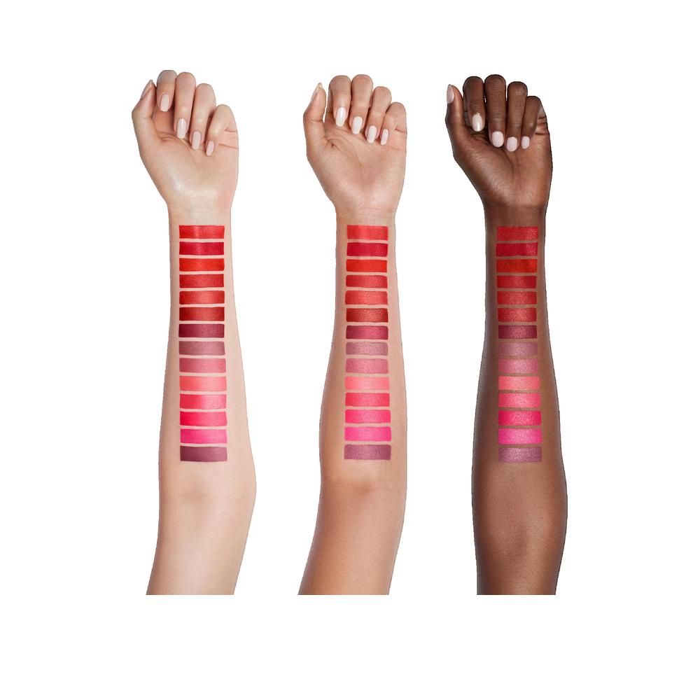 Arme mit Lippenstift-Farbmustern. Verschiedene Hauttöne zeigen Rottöne. Jede Reihe zeigt eine Farbnuance.