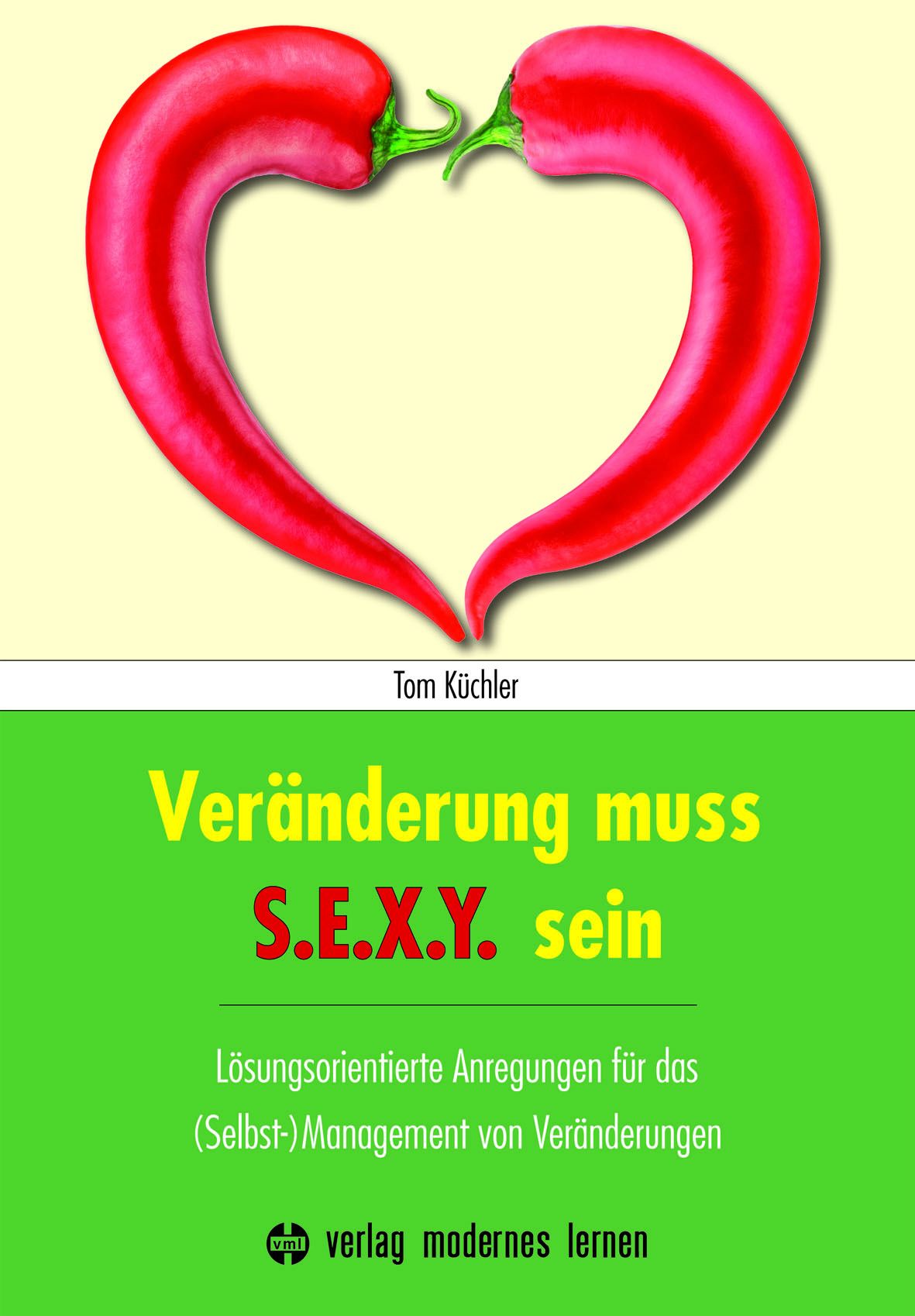 Buchcover mit zwei roten Chilischoten in Herzform. Titel: Veränderung muss S.E.X.Y. sein. Autor: Tom Küchler. Verlag modernes lernen.