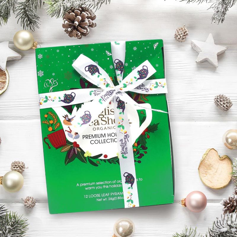 Grüne Geschenkbox mit Schleife. Aufdruck: English Tea Shop, Holiday Collection. Mit Teebeuteln.