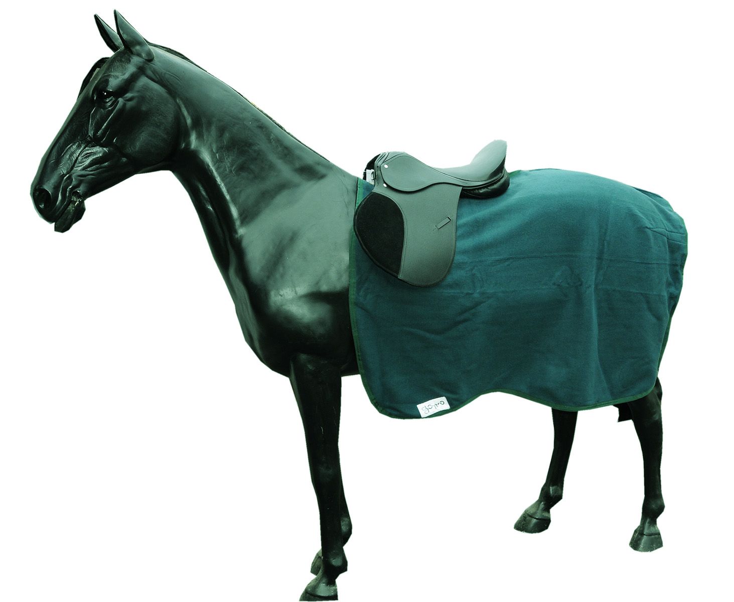 Grüne Pferdedecke auf einem Pferd mit Sattel. Das Produkt bedeckt den Rücken und die Seiten des Pferdes. Ein kleines Etikett ist sichtbar.