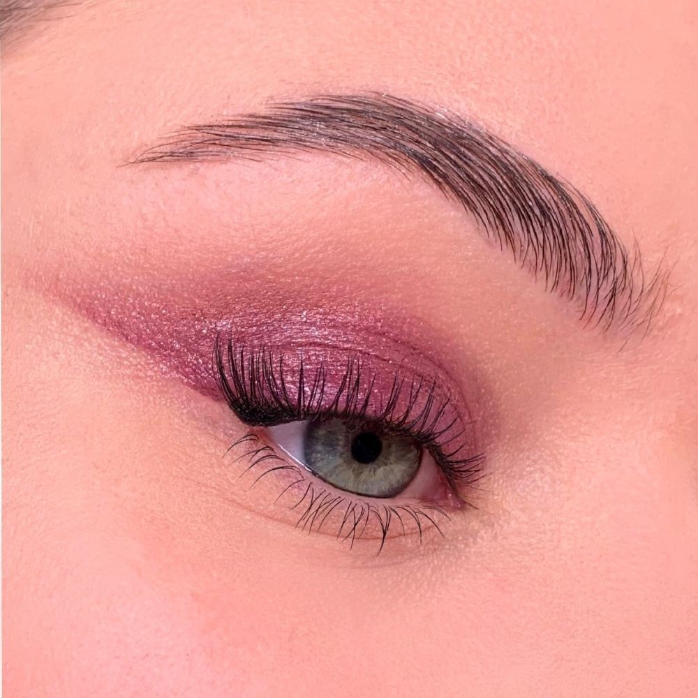 Auge mit lila Lidschatten. Lidschatten auf dem Augenlid und als Lidstrich. Augenbraue. Hautton.