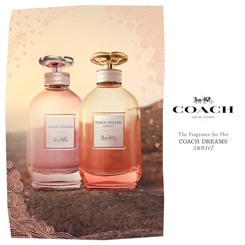 Zwei Parfümflakons auf Stein. Aufschrift: Coach Dreams Sunset. Logo Coach New York. Hintergrund: Landschaft.