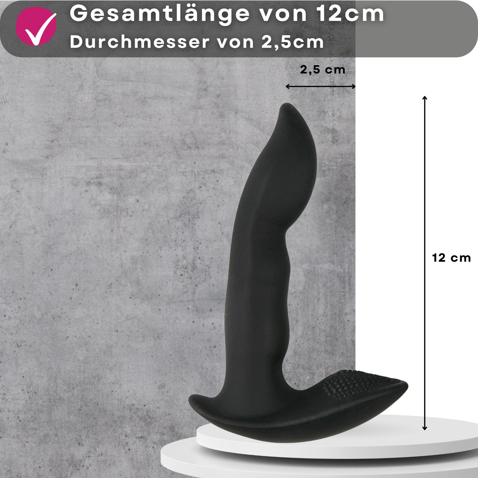 Schwarzer Vibrator. L-förmig. Maße: 12 cm lang, 2,5 cm Durchmesser. Text auf Banner.