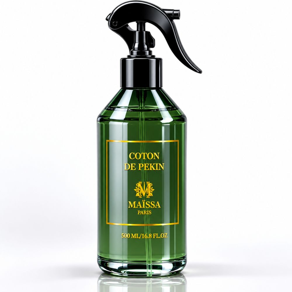 Grüne Glasflasche mit schwarzem Sprühkopf, Etikett mit 'Coton de Pekin', 'Maïssa Paris' und 500 ml.