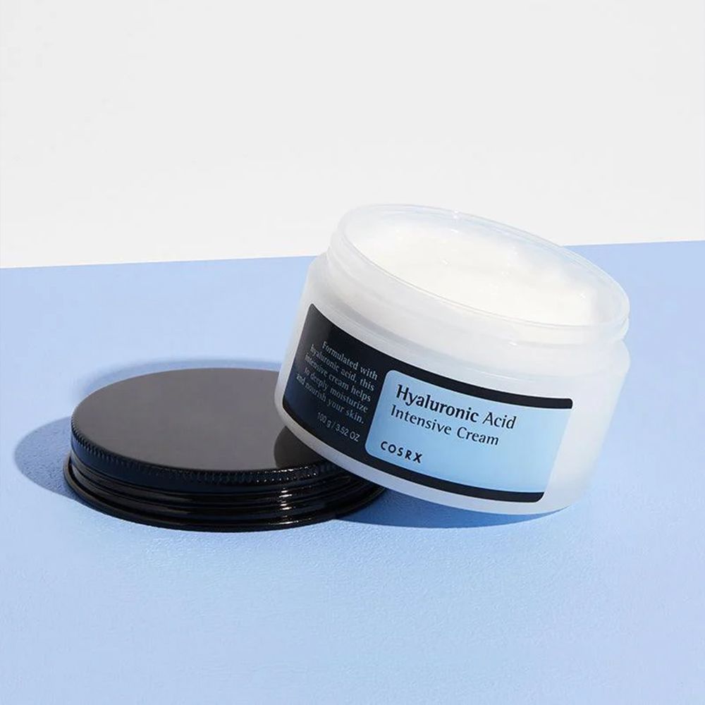 COSRX Hyaluronic Acid Intensive Cream in einem weißen Tiegel mit schwarzem Deckel.