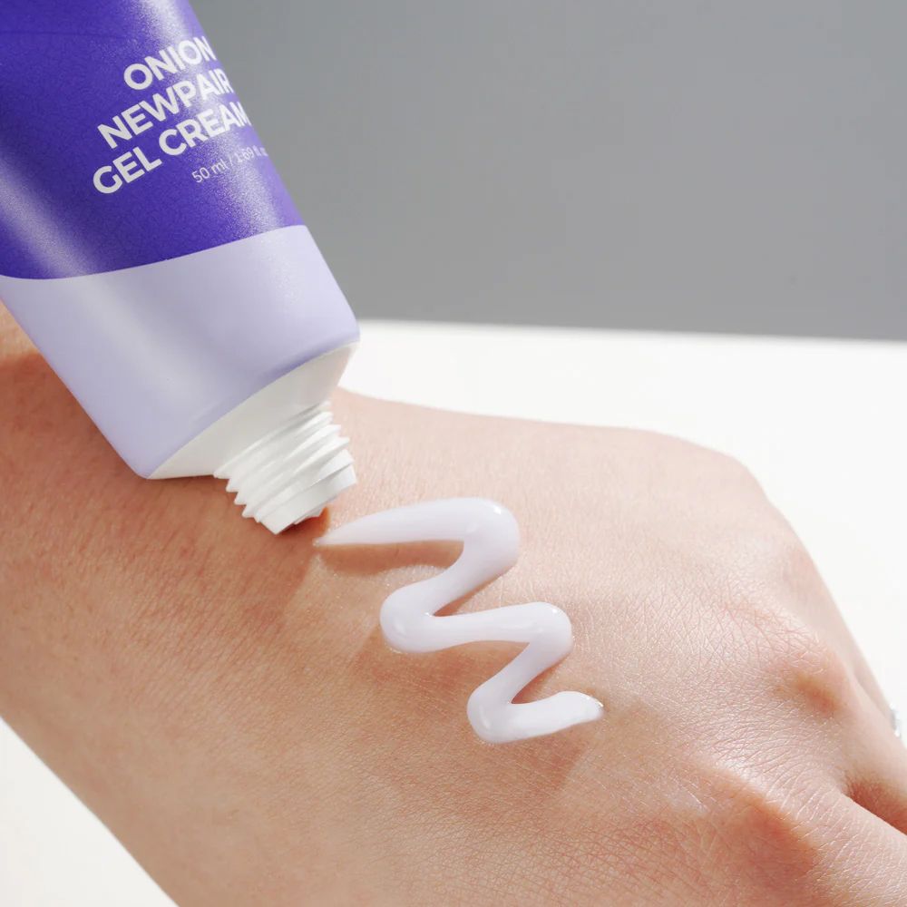 ISNTREE Onion Newpair Gel Cream wird auf eine Hand aufgetragen.