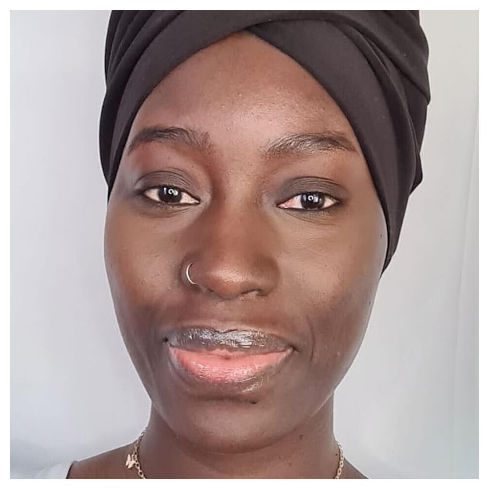 Nahaufnahme eines Gesichts mit Make-up. Augen, Lippen und Hautton sichtbar.