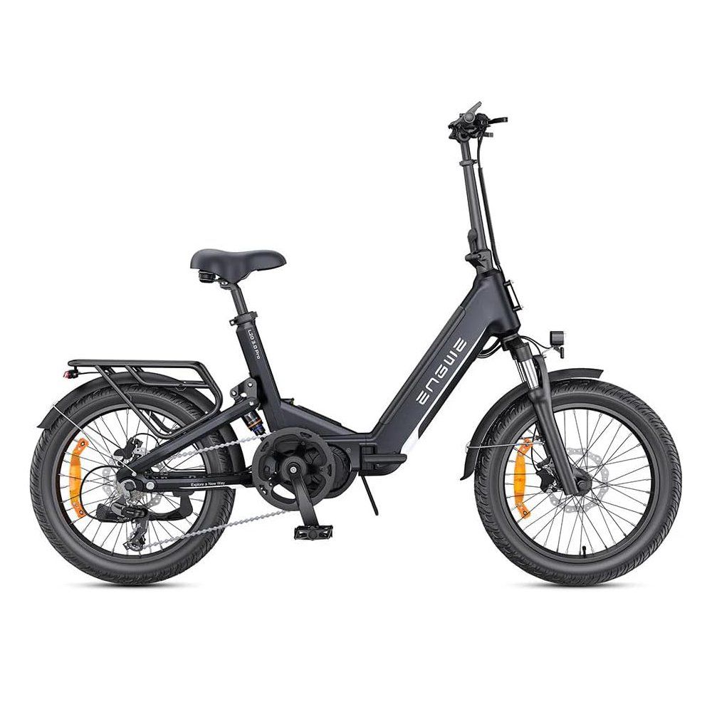 Schwarzes ENGWE L20 3.0 Pro E-Bike, Seitenansicht. Gepäckträger, Scheinwerfer, Schutzbleche und orangefarbene Reflektoren.