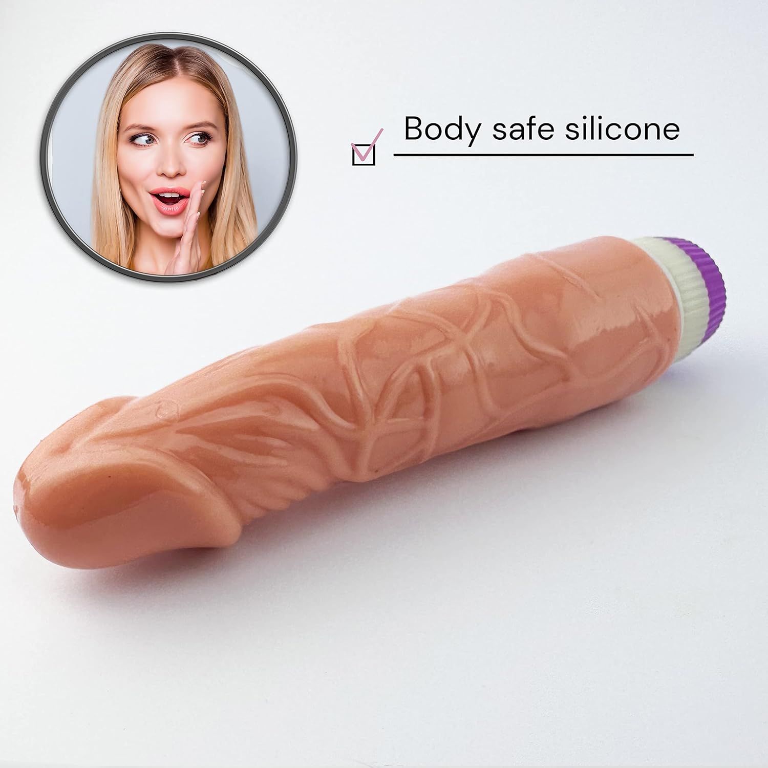 Beigefarbener Dildo mit realistischer Textur. Lila-weißes Ende. Text: Body safe silicone.