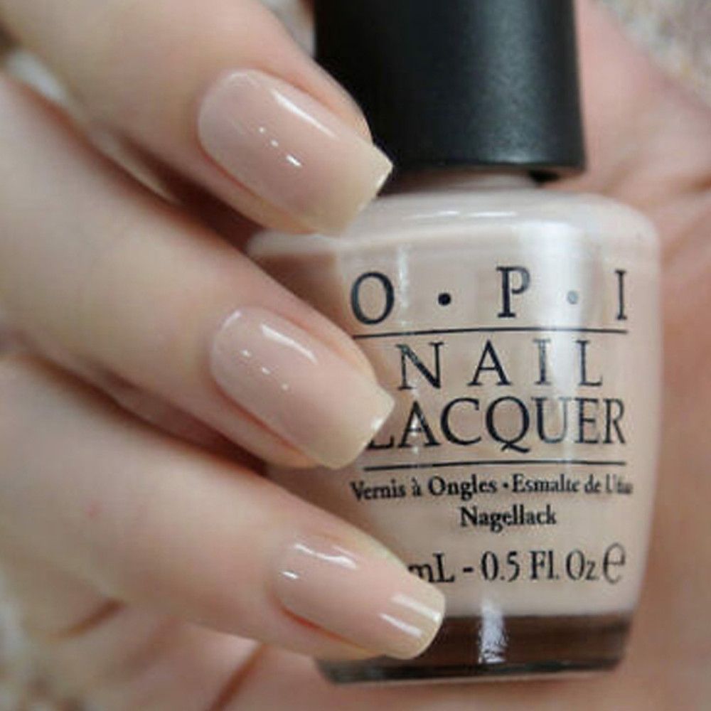 Helle Nagellackflasche mit schwarzem Deckel. OPI-Logo und Produktbezeichnung. Lack auf Fingernägeln aufgetragen.