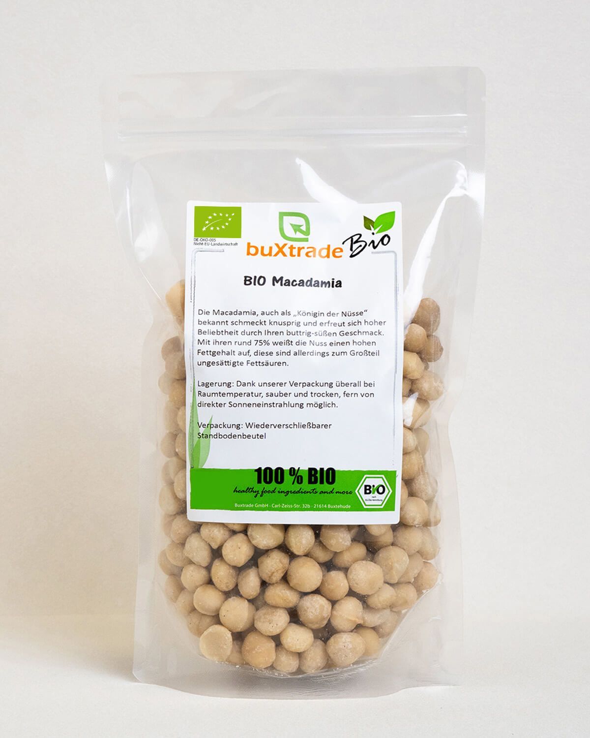 Verpackung mit Bio-Macadamianüssen, mit Bio-Siegel und Produktinformationen.