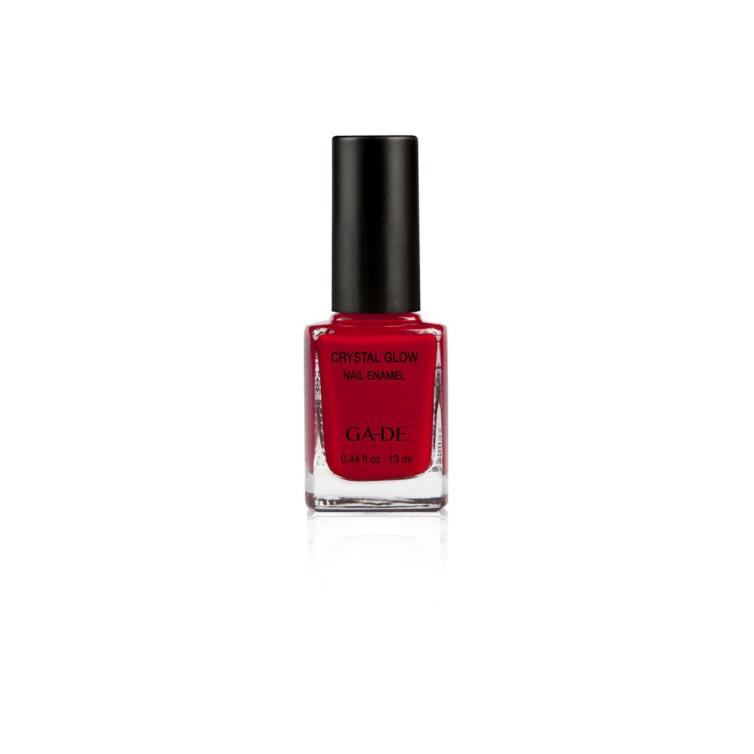 Roter Nagellack in quadratischer Glasflasche mit schwarzem Deckel. Aufschrift: Crystal Glow Nail Enamel, GA-DE.