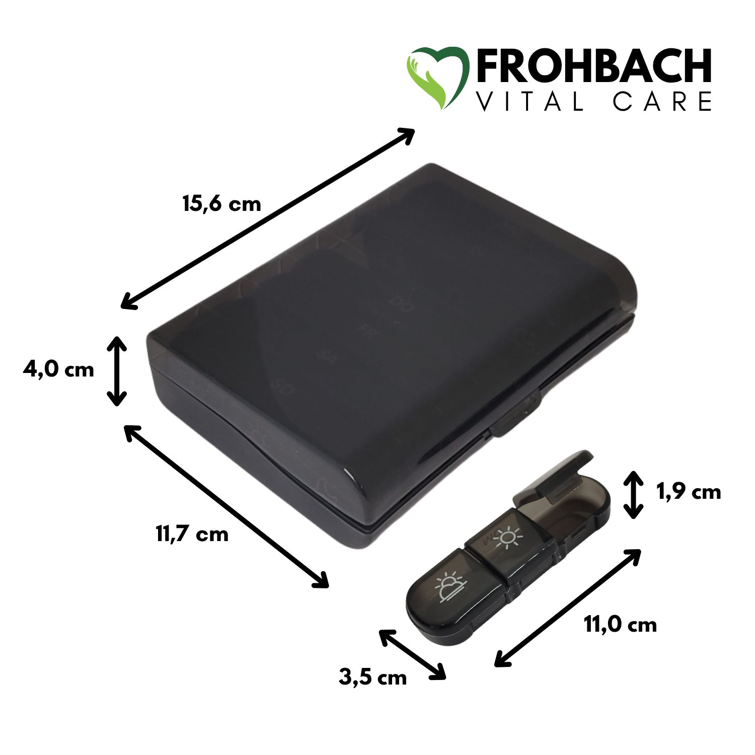 Schwarze Tablettenbox, geschlossen. Maße: 15,6 x 11,7 x 4,0 cm. Separates Modul: 11,0 x 3,5 x 1,9 cm. Frohbach Vital Care.