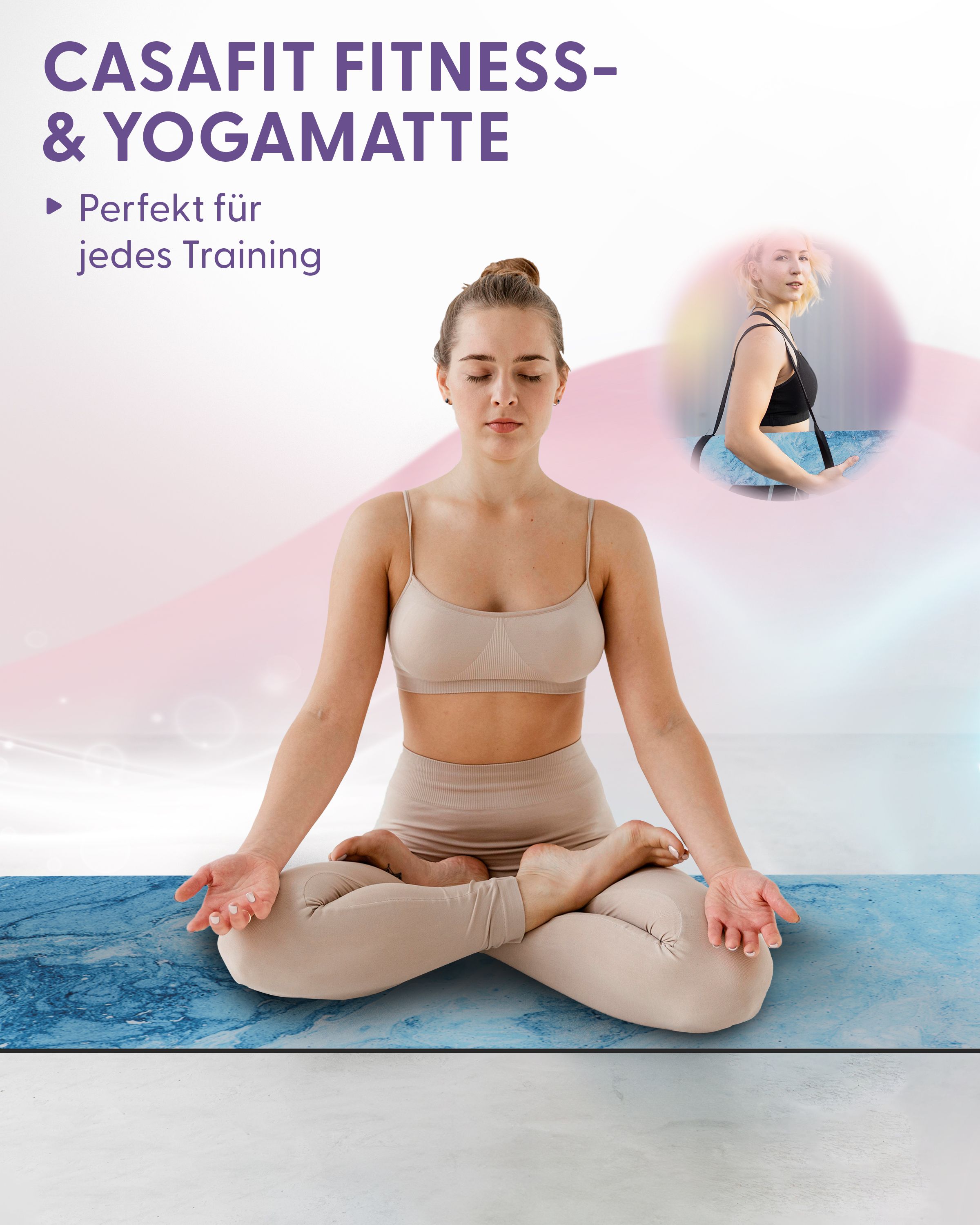 Frau sitzt in Yoga-Position auf Yogamatte. Blaue Matte mit Marmormuster. Text: CasaFit Fitness- & Yogamatte. Perfekt für jedes Training.