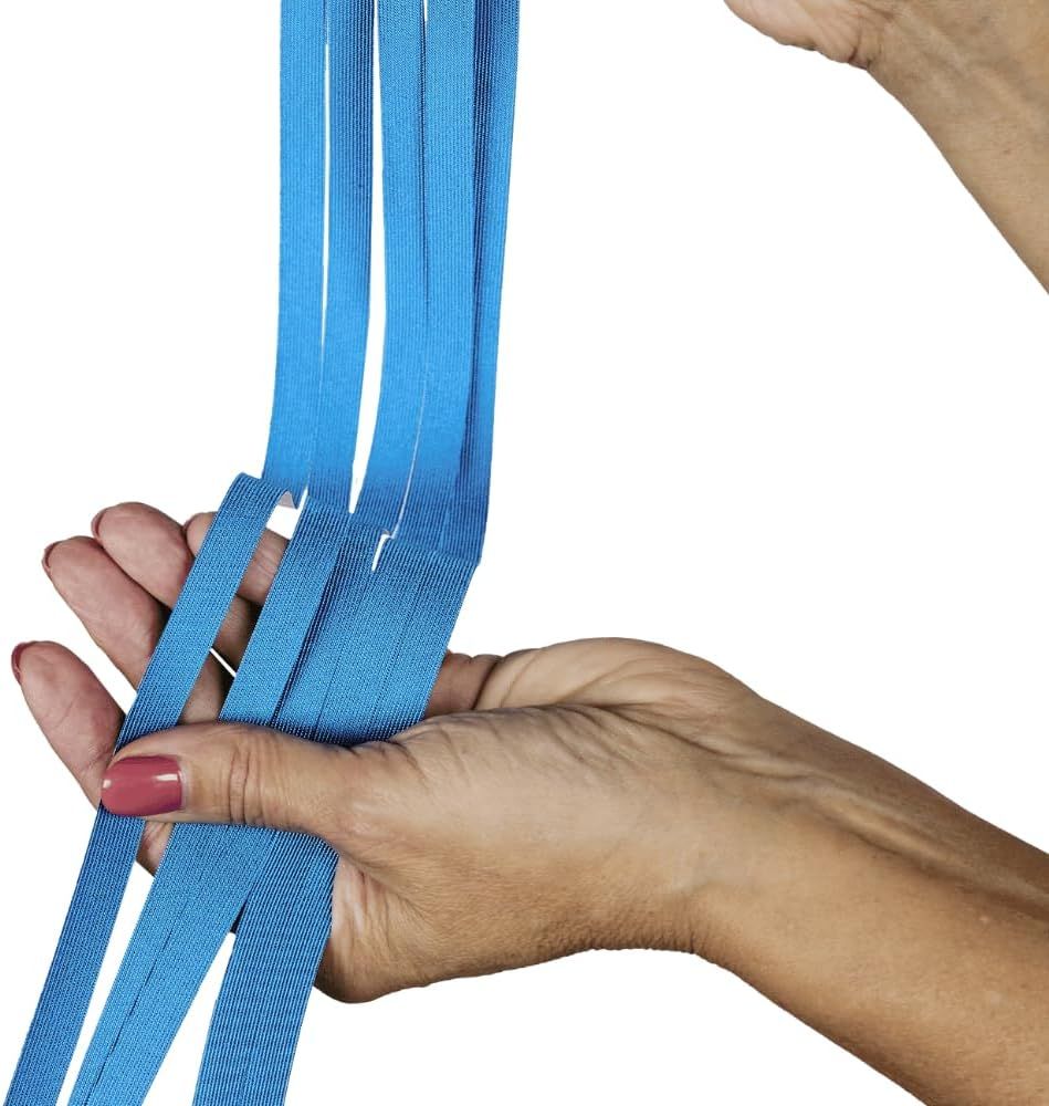 Hände halten blaue Kinesiologie-Tapes. Mehrere Streifen sind zu sehen.