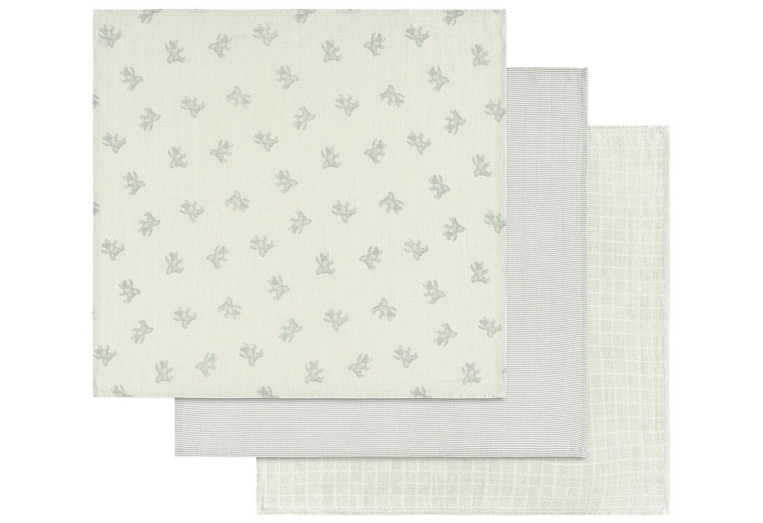 Drei Mullwindeln in verschiedenen Mustern: gestreift, mit Blümchenmuster und unifarben. Verschiedene Grüntöne. Quadratische Form.