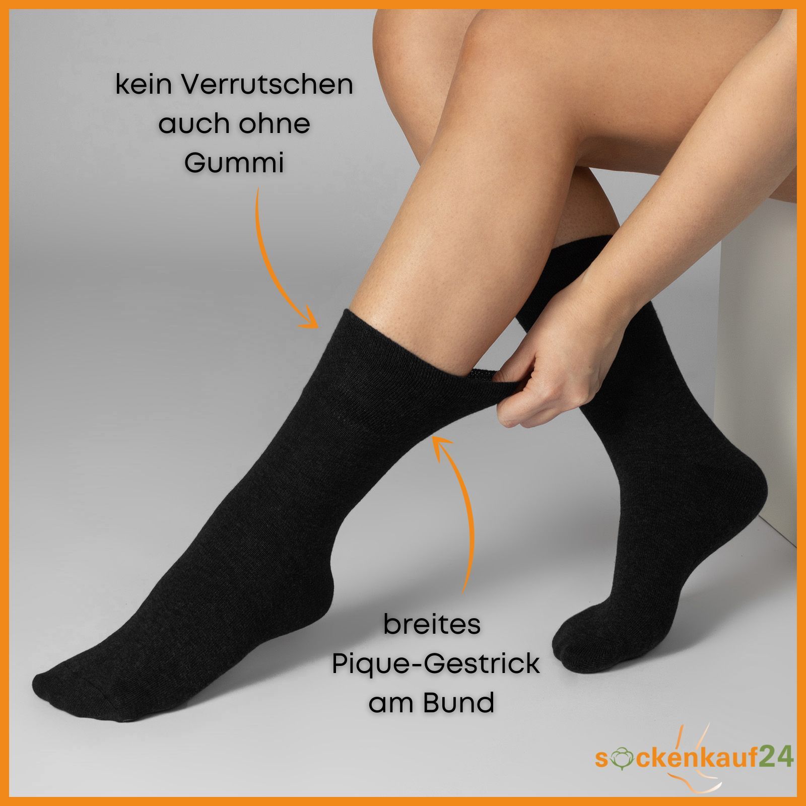 Person zieht eine schwarze Socke. Text: kein Verrutschen auch ohne Gummi, breites Pique-Gestrick am Bund.