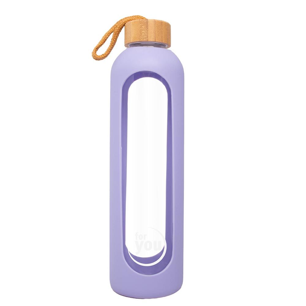 Nachhaltige Trinkflasche aus Glas mit lila Silikonhülle und Bambusdeckel.