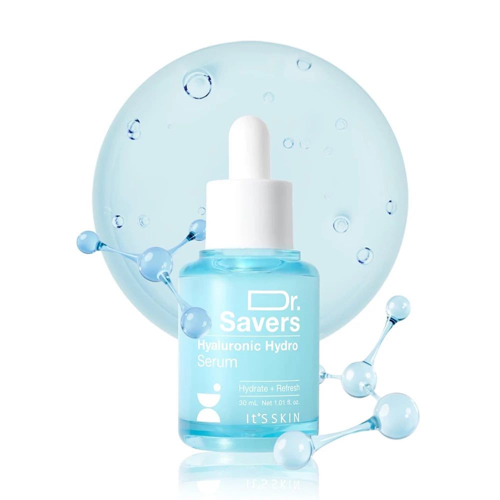 Blaues Serumfläschchen mit weißem Tropfer. Aufschrift: Dr. Savers Hyaluronic Hydro Serum. Marke: IT'S SKIN. Blaue Moleküle im Hintergrund.