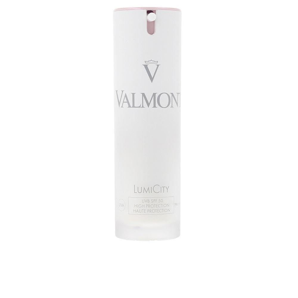 Weißer, zylindrischer Behälter mit rosa Deckel. Aufschrift: VALMONT, LUMICITY, SPF 50. Produkt für Sonnenschutz.