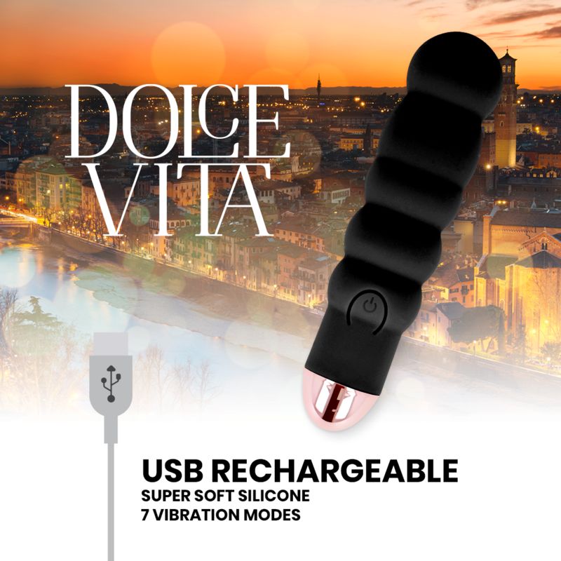 Schwarzer Silikon-Vibrator mit rosa Spitze. USB-Ladekabel. Dolce Vita Logo. Text: Super Soft Silicone, 7 Vibration Modes.