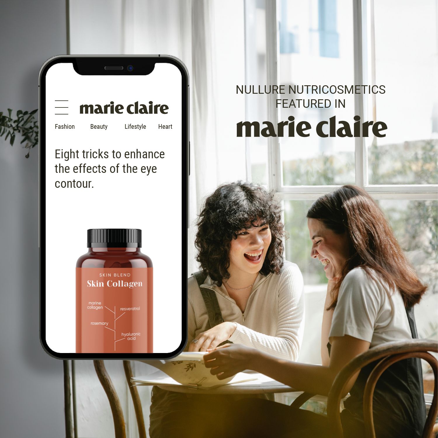 Smartphone mit Webseite. Zwei Frauen sitzen am Tisch. Auf dem Bildschirm: Skin Collagen. Erwähnung in Marie Claire.