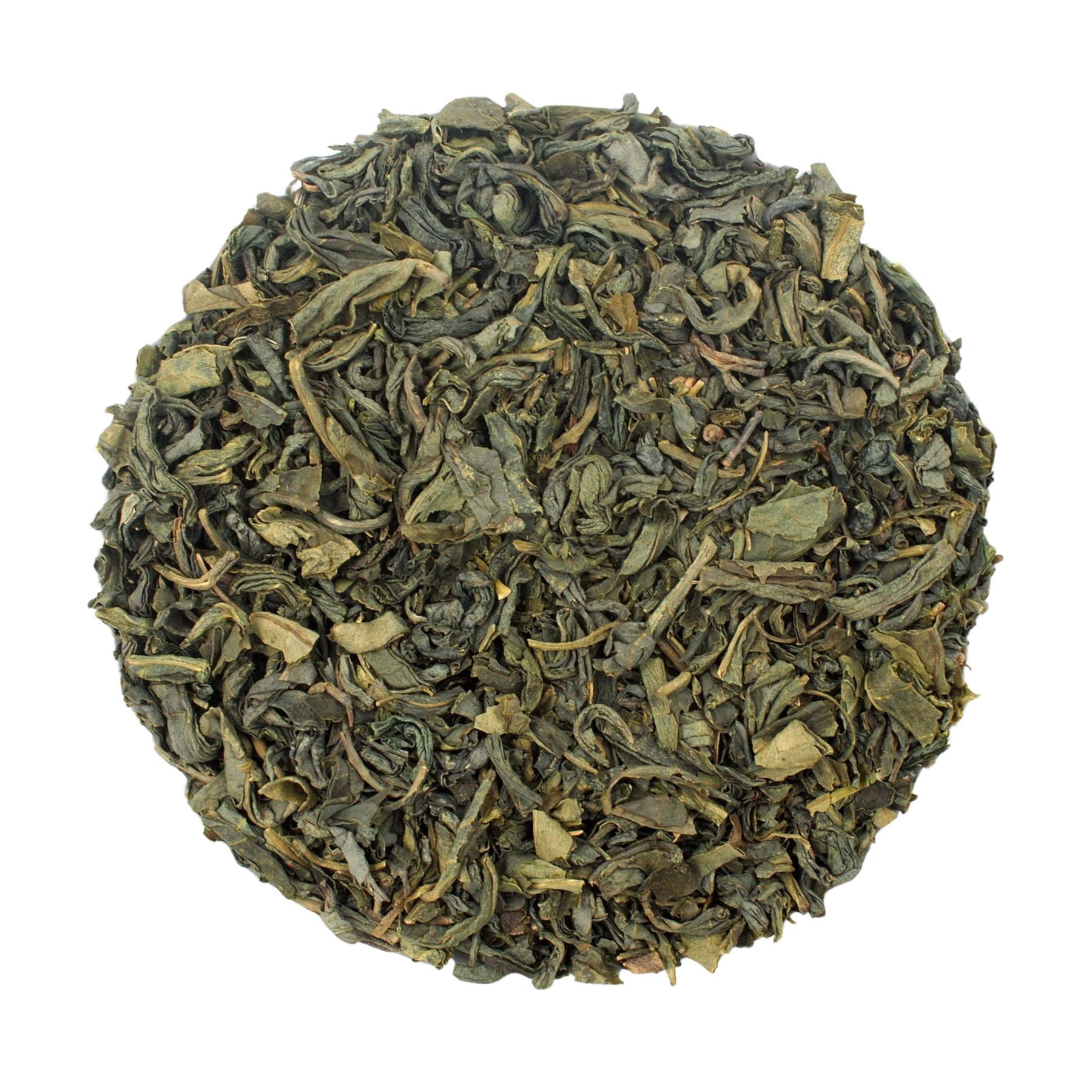 Haufen loser, getrockneter grüner Tee. Blätter und kleine Stücke bilden einen runden Haufen auf weißem Hintergrund.