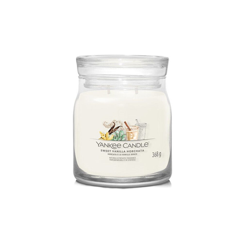 Glasbehälter mit Kerze. Aufkleber mit Produktabbildung und Schriftzug Sweet Vanilla Horchata. 368 g.