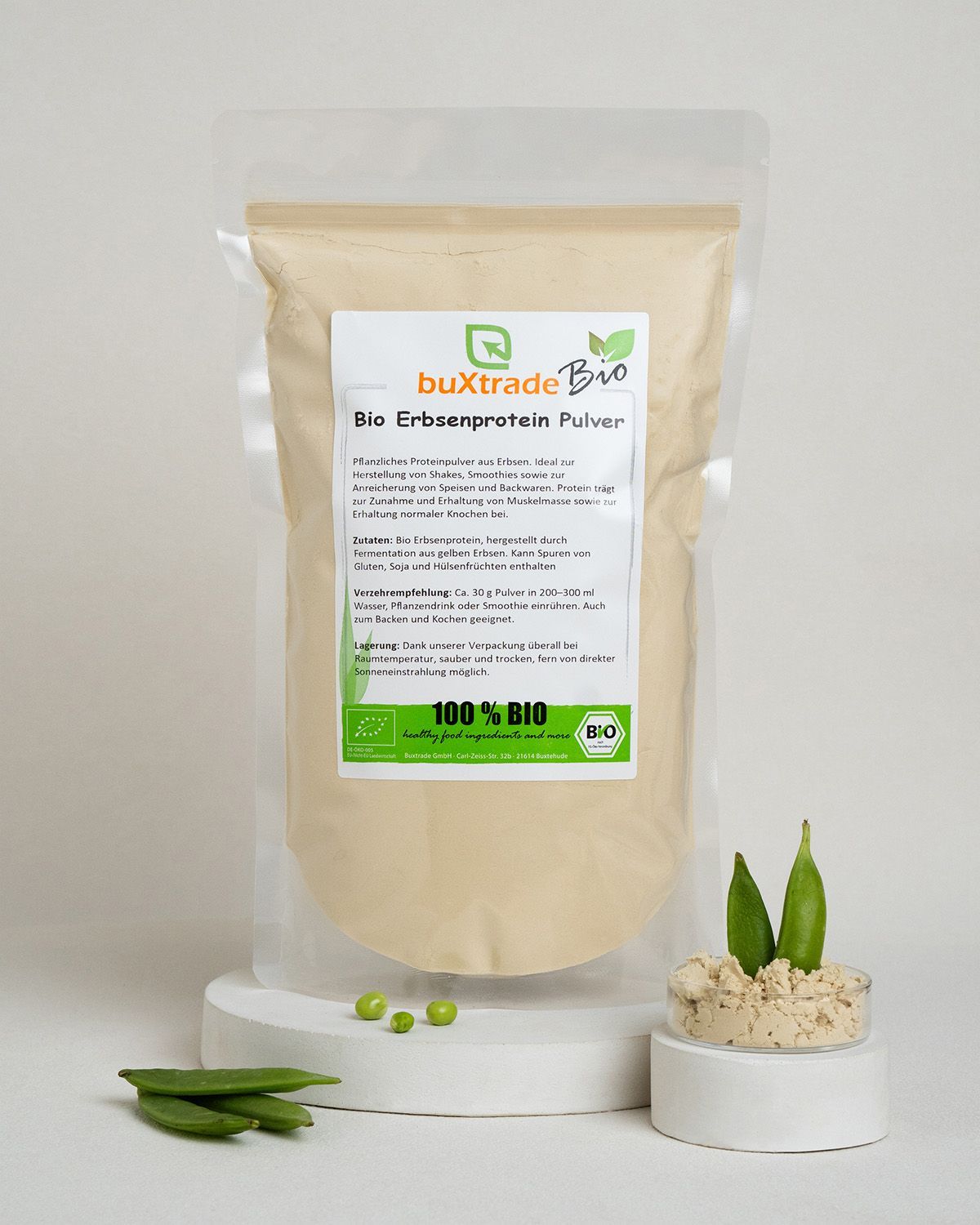 Verpackung mit buXtrade Bio Erbsenprotein Pulver, Schale mit Pulver, Erbsen und Schoten.