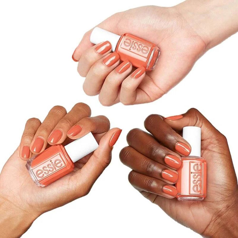 Drei Hände halten Essie-Nagellackflaschen. Nägel mit Nagellack lackiert.