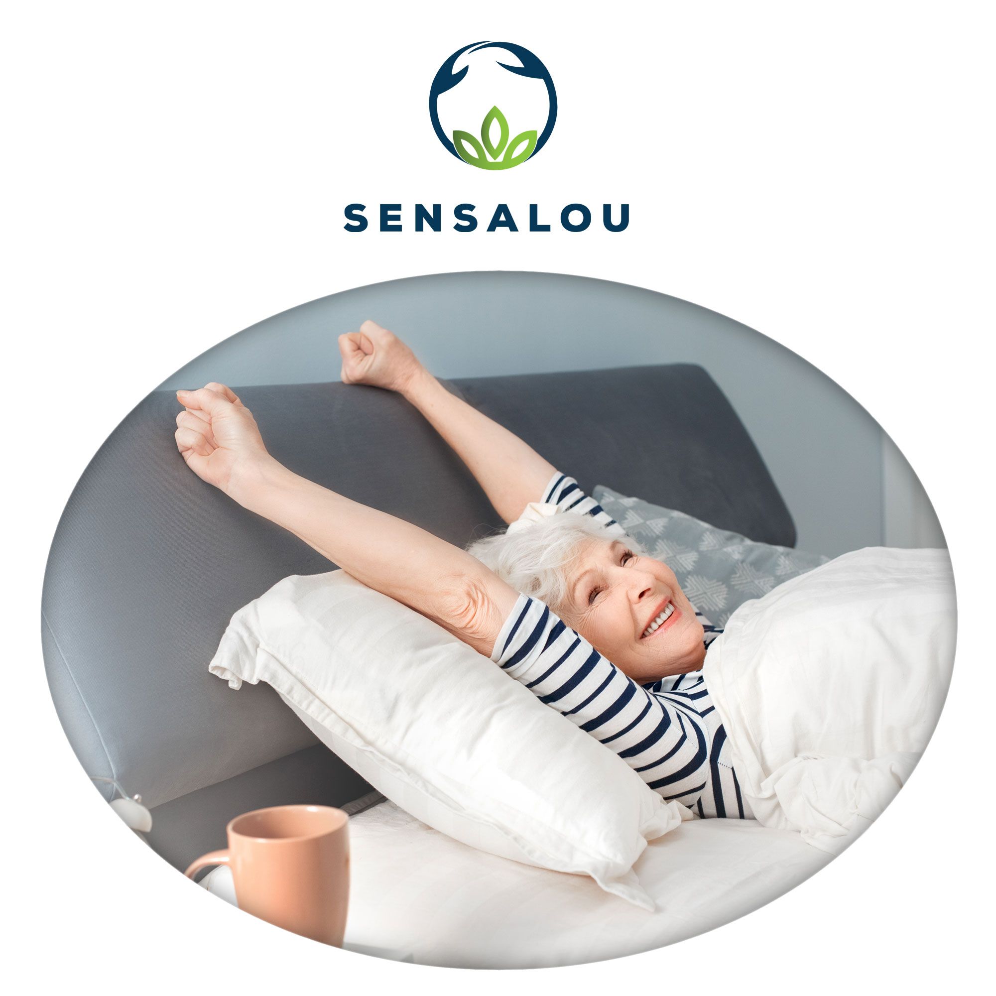 Ältere Frau im Bett. Sie streckt die Arme. Im Hintergrund Kissen und eine Tasse.