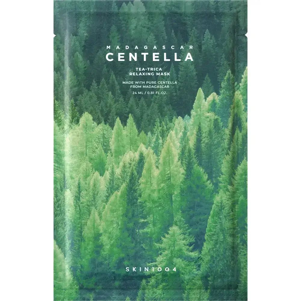 Verpackung der Gesichtsmaske mit Waldmotiv und Schriftzug MADAGASCAR CENTELLA. Marke SKIN1004 unten.