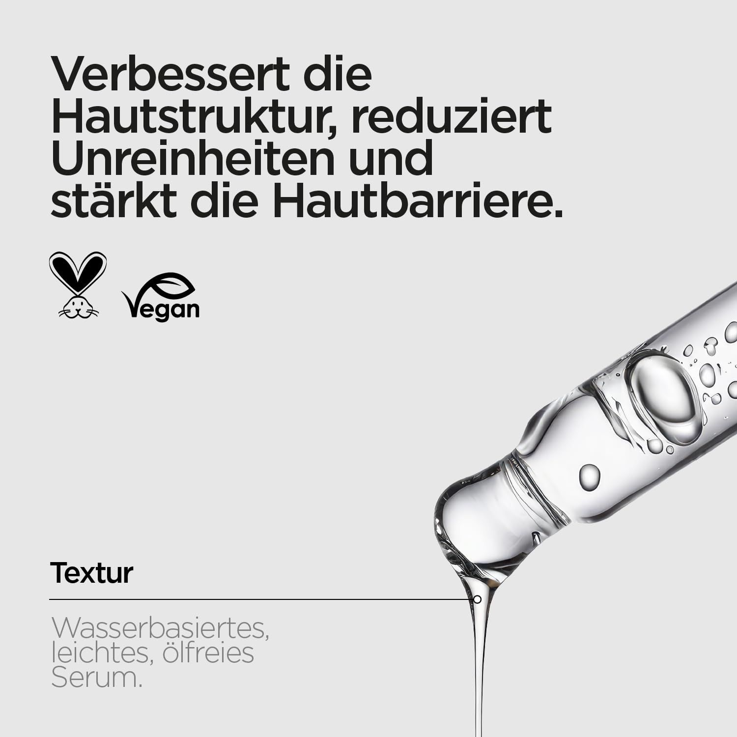 Frau hält blauen Flakon mit der Aufschrift 'Purifying Shampoo'.