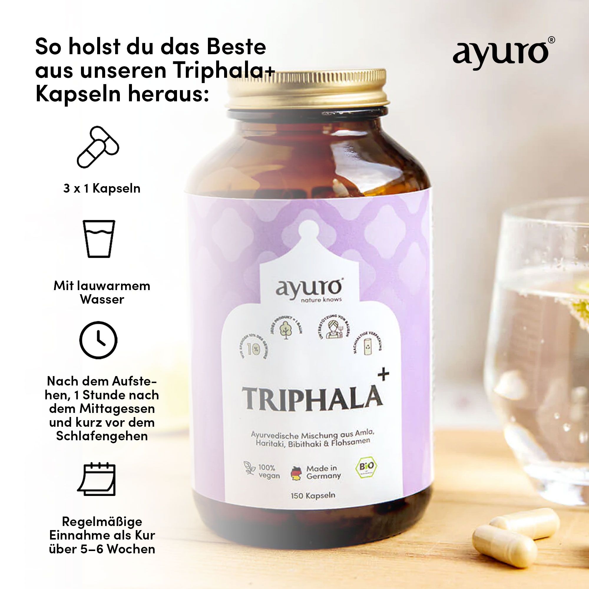 Glasflasche 'Triphala+' mit Kapseln und Wasserglas. Text: Einnahmeempfehlung. 'ayuro' Logo. 3x1 Kapsel, mit lauwarmem Wasser.