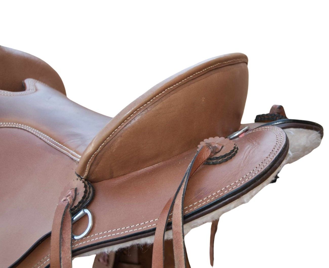 Nahaufnahme eines braunen Westernsattels. Detailansicht der Sitzfläche und der Nähte.
