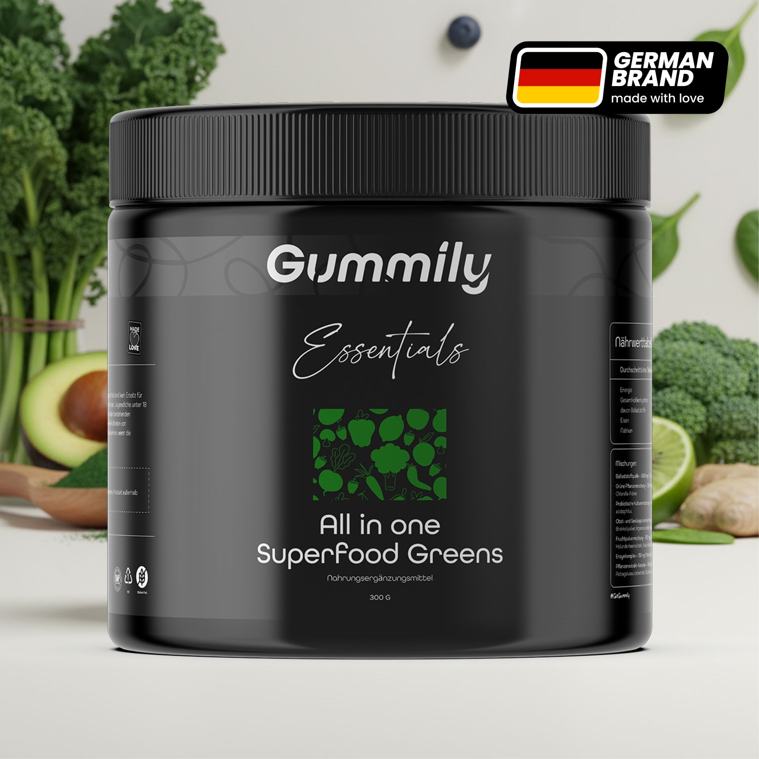 Schwarze Dose mit Gummily Essentials Superfood Greens. Aufschrift: All in one Superfood Greens. Mit deutschem Qualitätszeichen.