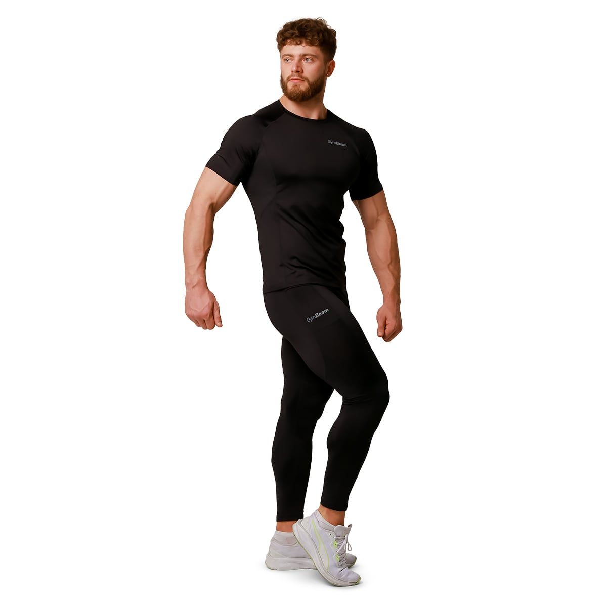 Mann in schwarzer Laufleggings und T-Shirt, seitliche Ansicht. GymBeam-Logo sichtbar.