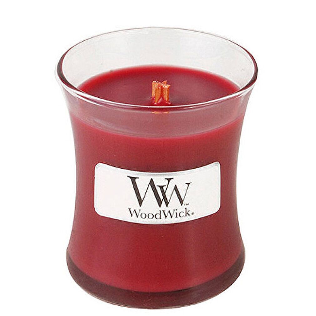 Glasförmige Kerze mit rotem Wachs. Rechteckiges Etikett mit Logo und Schriftzug. Aufschrift: WoodWick. Holzdocht.