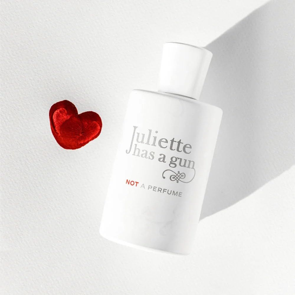 Weißer Flakon mit rotem Herz. Aufschrift: Juliette has a gun, Not a perfume.